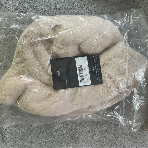 NEW With Tag Pretty Little Thing Beige Faux Fur Bucket Hat One Size - Picture 4 of 5